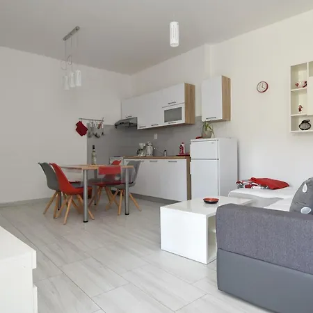 Apartment Silvija Near Luke Beach